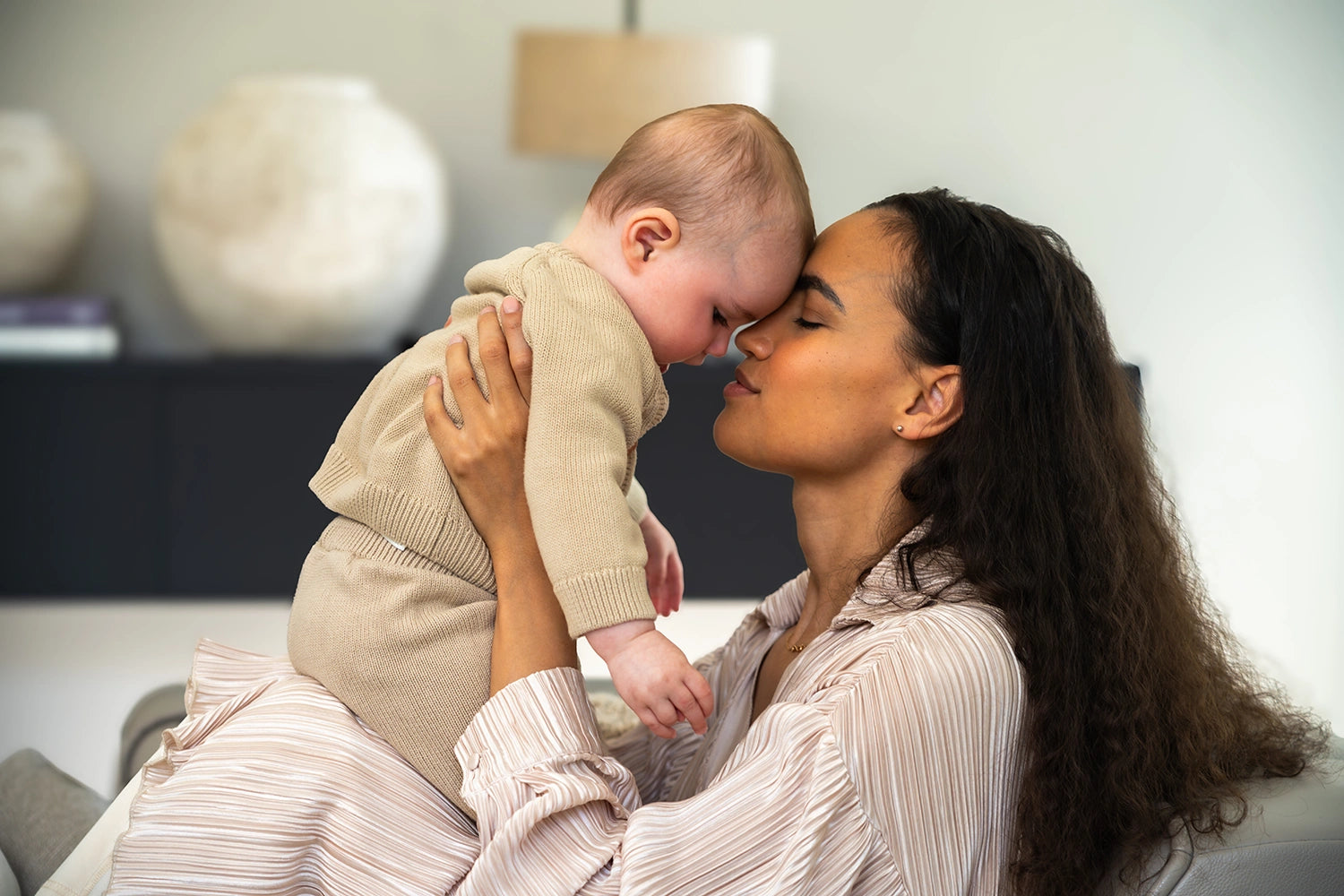 Frau mit Baby in liebevoller Pose - Stirn and Stirn